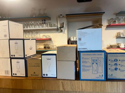 de nombreuses boîtes sur le plan de travail de la cuisine