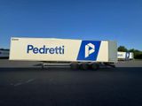 un camion semi-remorque garé dans un parking