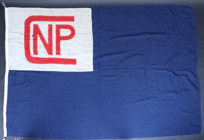un gros plan d'un drapeau sur lequel figure le logo « n p »