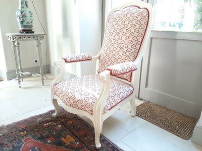 a chair that is sitting on a rug in a room