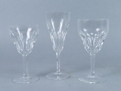 trois verres à vin transparents posés les uns à côté des autres sur une table