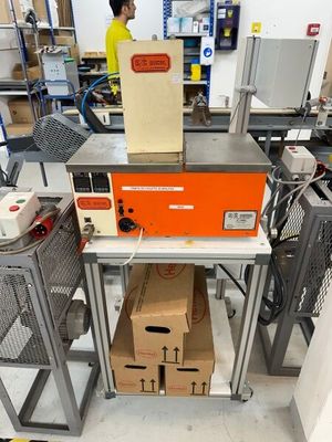 une machine posée sur une table dans une usine