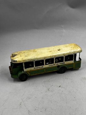 un petit bus miniature posé sur une table