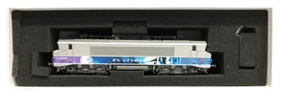 un petit train qui se trouve dans une boîte noire