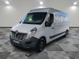 la photo d'une camionnette blanche garée dans une grande pièce