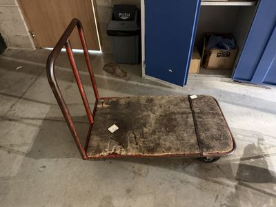 un chariot qui se trouve dans un garage
