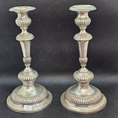 une paire de bougeoirs anciens en argent sur fond noir