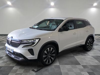 le 4x4 blanc est garé sur le sol en damier d'un garage