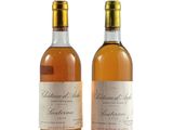 deux bouteilles de vin posées l'une à côté de l'autre sur une surface blanche