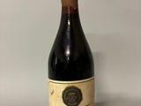 une bouteille de vin posée sur une table