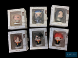 Quatre figurines Harry Potter se trouvent dans une boîte sur fond noir