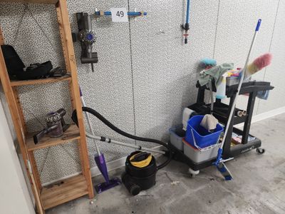 une serpillière, des seaux et d'autres produits d'entretien dans une pièce