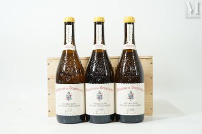 trois bouteilles de vin posées dans une caisse en bois sur une surface blanche
