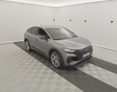 L'Audi e-TRC est garée dans le garage.