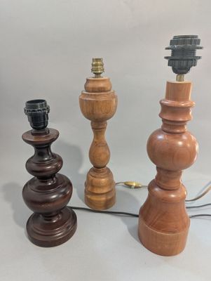 trois types différents de lampes en bois posées sur la table
