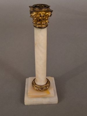 Bougeoir en marbre blanc et métal doré de style corinthien, …