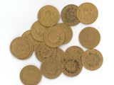 quelques vieilles pièces de monnaie sont éparpillées sur une surface blanche