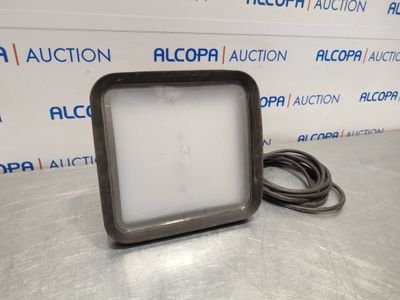 gros plan d'une lampe sur une table près d'un mur