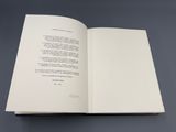 un livre ouvert à une page où figure un poème