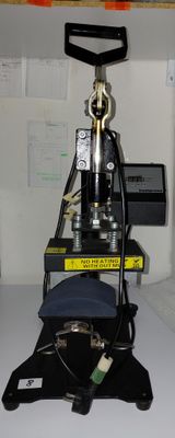 une machine posée sur une table