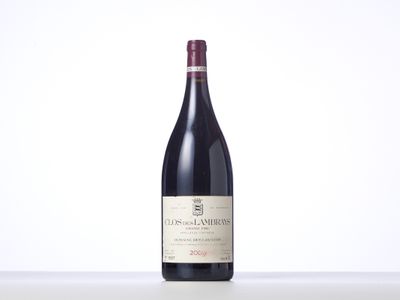 une bouteille de vin rouge posée sur une table