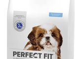 un gros plan sur un sac de croquettes avec le visage d'un chien