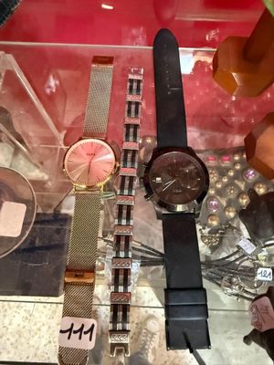 de nombreuses montres différentes exposées dans une vitrine