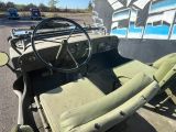 un vieux véhicule militaire équipé d'un volant et d'un tableau de bord
