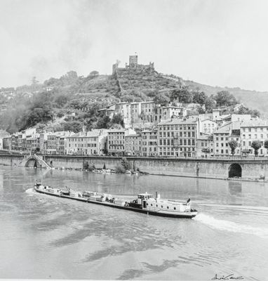 André GAMET (1919-2017) Vienne (Isère). Péniche remontant le…
