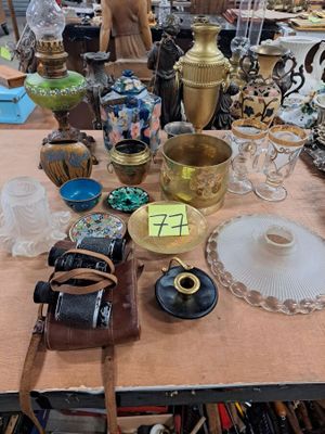une table sur laquelle se trouvent de nombreux objets en verre