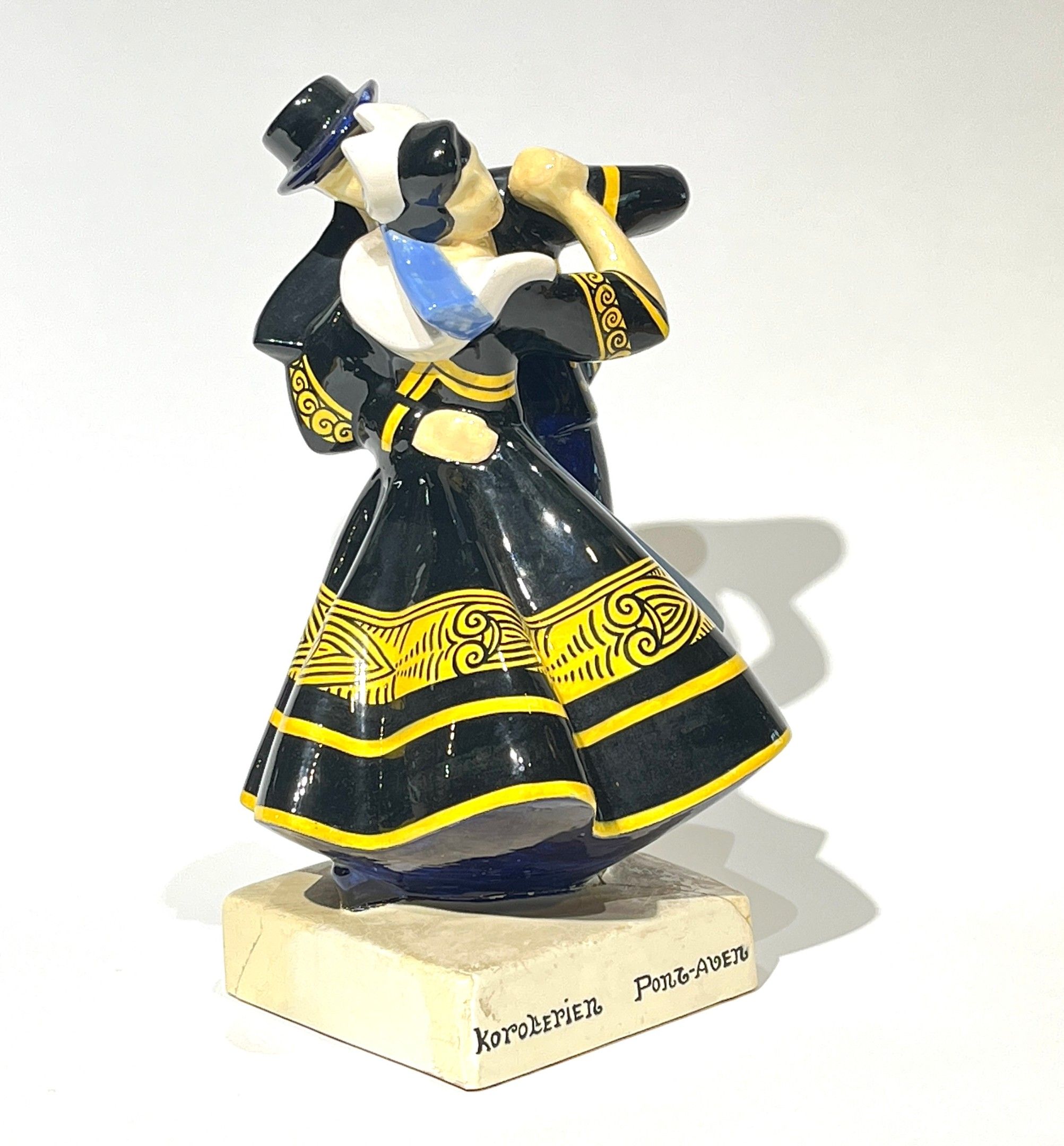 Robert MICHEAU-VERNEZ (1907-1989) pour HENRIOT Quimper. " KOROLERIEN", Les danseurs de PONT-AVEN. Groupe en céramique...