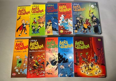 plusieurs livres pour enfants sont alignés sur une surface blanche