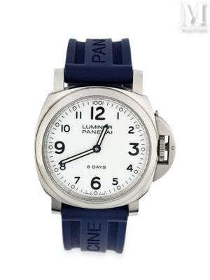 gros plan d'une montre sur fond blanc