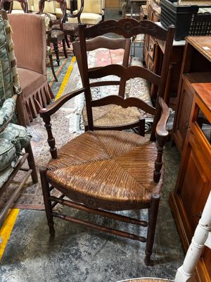 une chaise qui se trouve au milieu d'une pièce