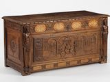 un vieux coffre en bois avec des gravures et des sculptures sur les côtés