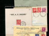 de nombreuses vieilles enveloppes exposées dans une vitrine