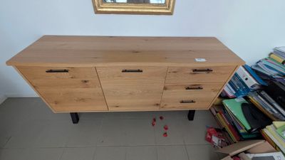 une commode en bois surmontée d'un miroir