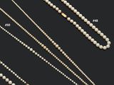 une collection de colliers en perles et en or
