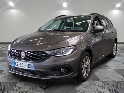 la voiture grise est garée sur un sol en damier dans le garage
