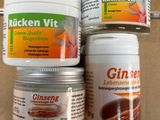 trois bocaux de ginseng sont posés côte à côte sur une table