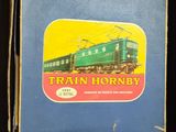 une boîte bleue sur laquelle est collé un autocollant « Hornby » représentant un train