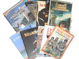 un grand nombre de livres posés sur une table