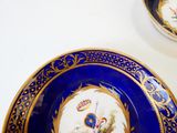une assiette bleue sur laquelle est représenté un homme et une femme
