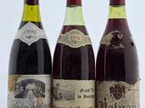 trois bouteilles de vin sont alignées sur une table