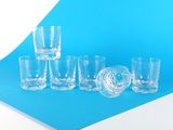 plusieurs verres à shot et un verre à shot sur fond bleu