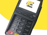 un terminal de paiement par carte de crédit posé sur un fond jaune