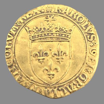 un gros plan d'une pièce d'or surmontée d'une couronne