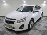une photo d'une Chevrolet Cruz blanche cruz cruz cruz cruz cruz cruz cruz cruz cruz cruz cruz cruz cruz cruz cruz cruz cruz cruz cruz cruz cruz cruz cruz cruz cruz cruz cruz cruz cruz cruz cruz