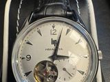 une montre posée sur une boîte