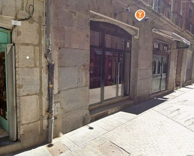 une porte verte sur le côté d'un immeuble
